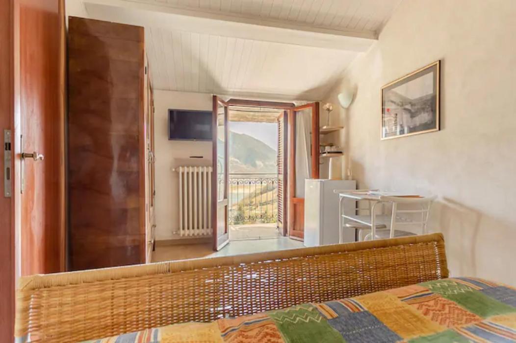 קסטל די טורה Stanza Con Terrazzo Vista Lago - Lakeholiday מראה חיצוני תמונה